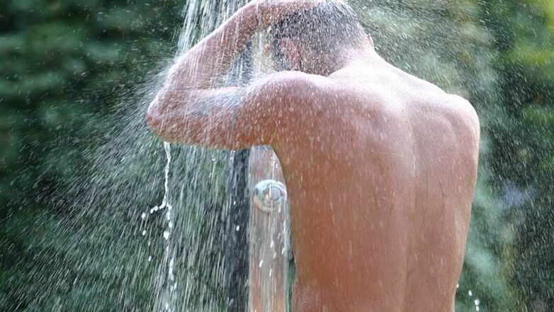 Kontrast duş, bir erkeğin neşelenmesine yardımcı olur ve gücü artırır