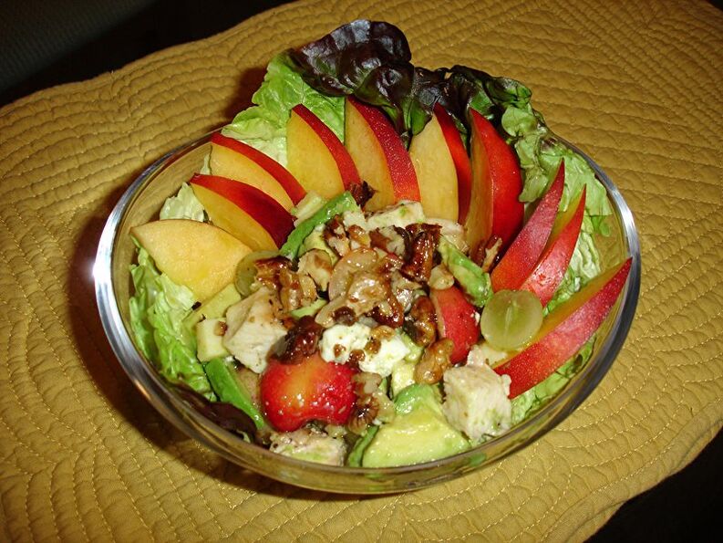 güç için fındık-meyve salatası